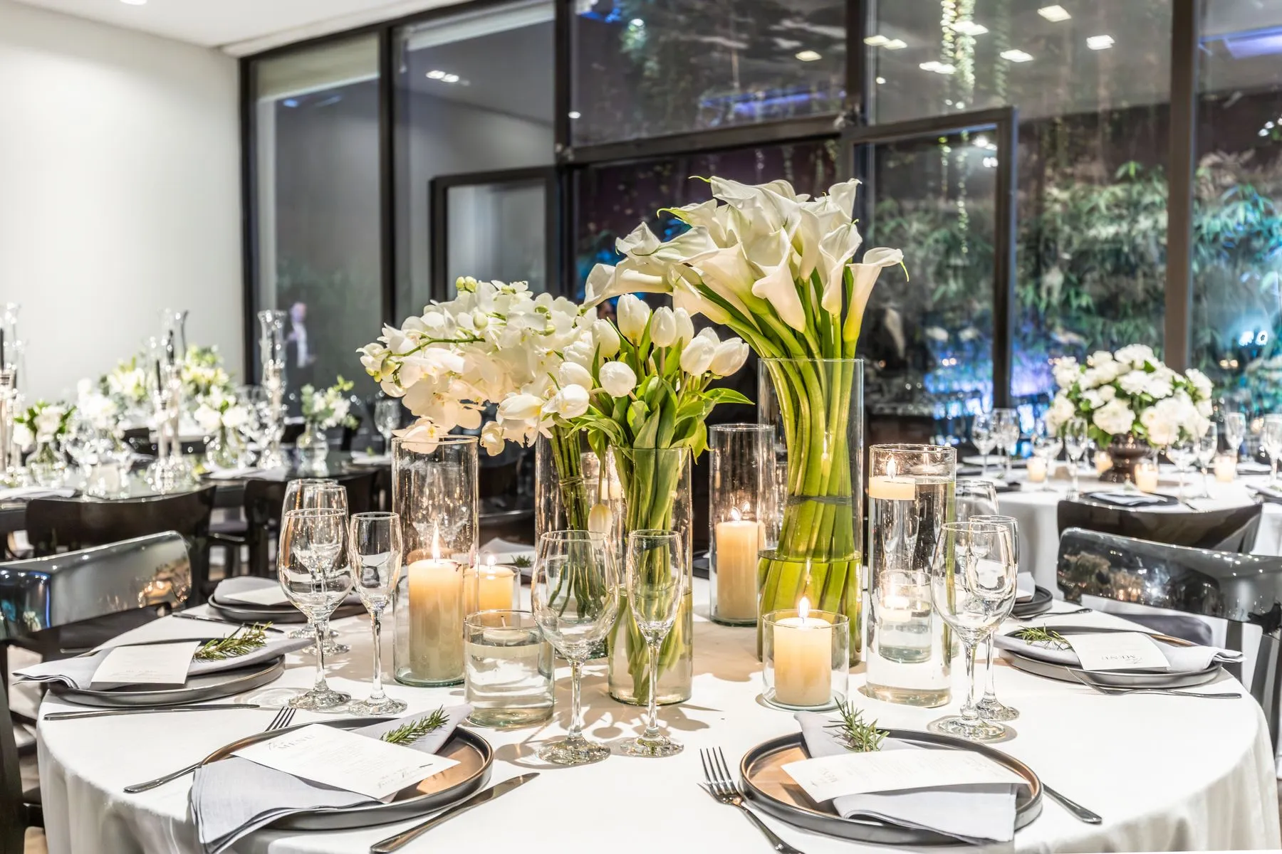 White floral table design for an elegant event